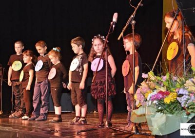Niños sobre escenario en espectáculo musical