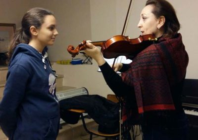 Alumna i professora en classe de violin