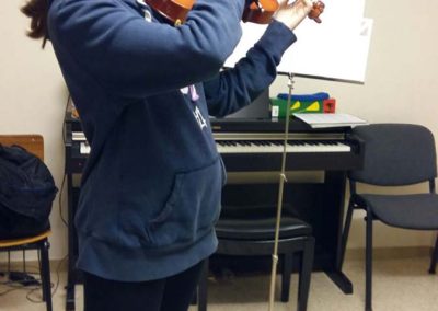 Alumna en clase de violín
