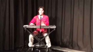 Mujer tocando el teclado y cantando