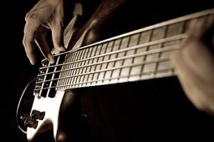 mano y bajo electrico