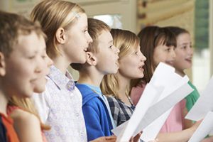 grupo de niños cantando en coro