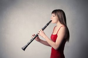 Chica tocando el clarinete