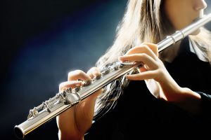 Chica tocando la flauta travesera