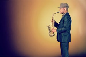 hombre tocando el saxo