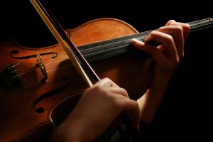 primer plano de manos tocando el violín