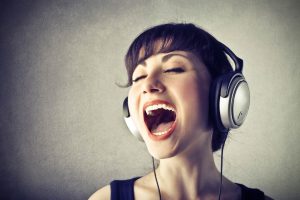 Chica cantando con auriculares