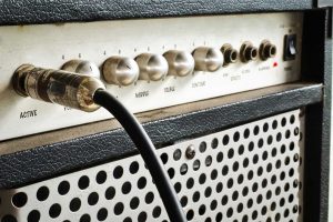 Aplificador de guitarra eléctrica con cable conectado