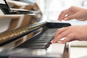 Manos tocando Piano