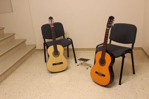 Guitarras apoyadas en sillas