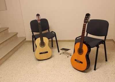 Guitarres recolzades en cadires