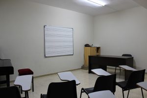 Aula de Clases con pizarra y bancos