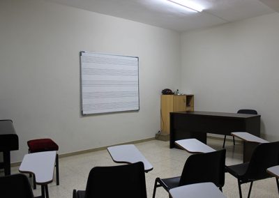 Aula de Clases con pizarra y bancos