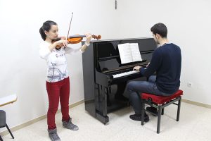 Jóvenes tocando piano y violín