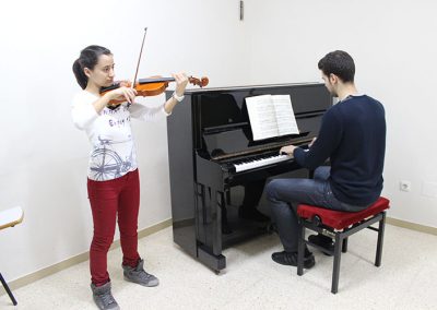 Jóvenes tocando piano y violín