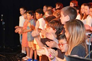 Coro de varios niños sobre escenario