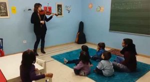 Niños en clase de música profesora con Violín
