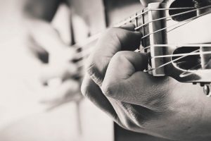 Manos tocando la guitarra