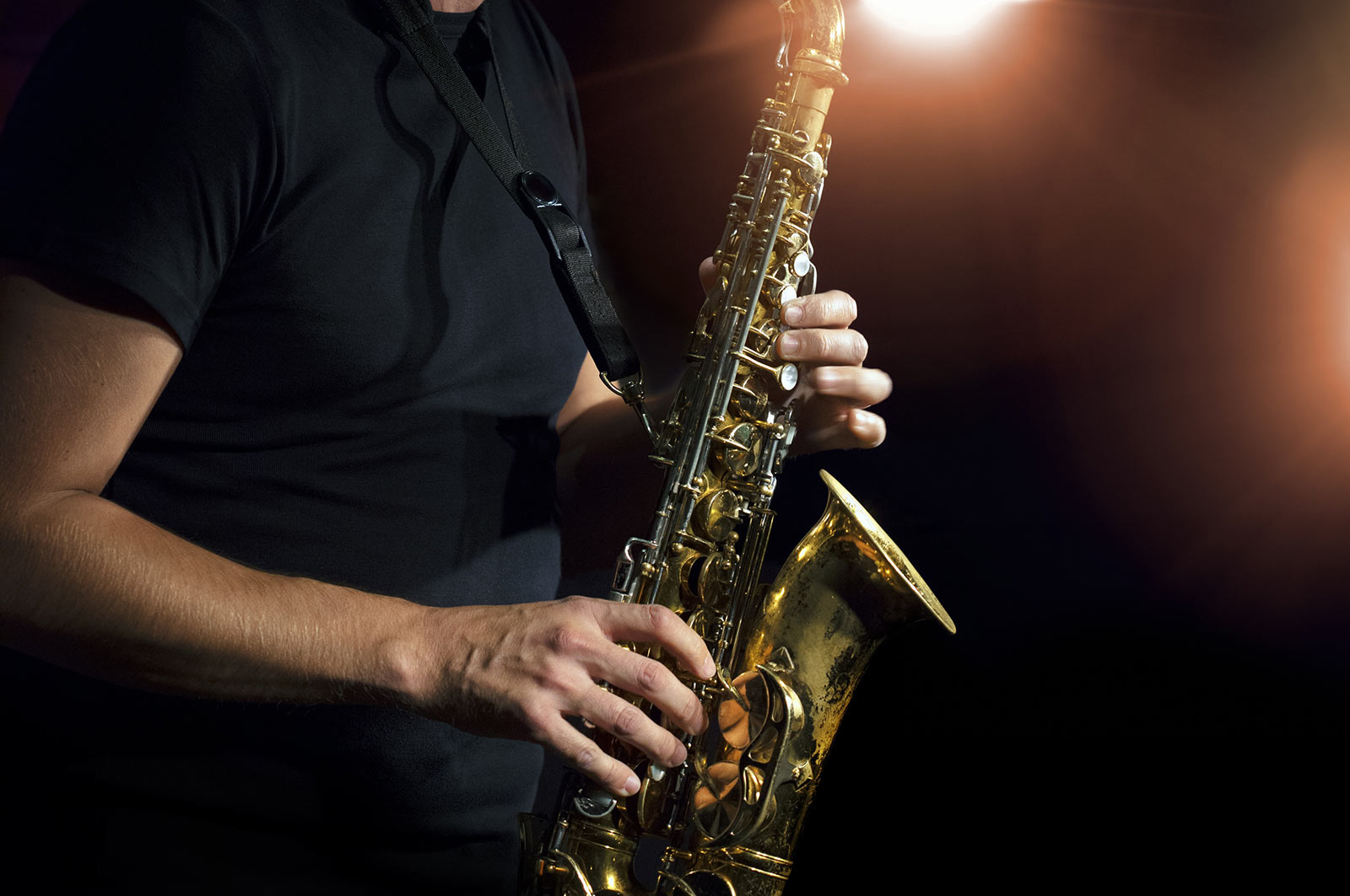 saxofon_instrument_escola_musica_emar Mans tocan saxofon