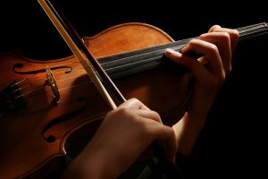 primer plano de manos tocando el violín