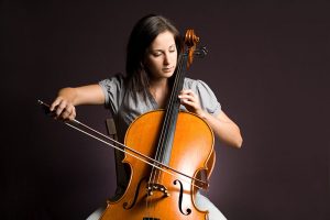 mujer tocando el violoncelo