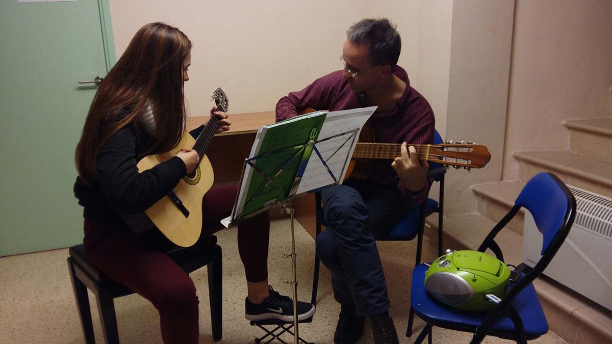 Clases de Guitarra Escuela de Música EMAR Barcelona Alumna y profesor en Clases de Guitarra