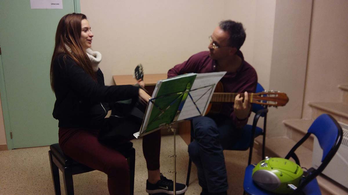 Clases de Guitarra Escuela de Música EMAR Barcelona Alumna y profesor en Clases de Guitarra