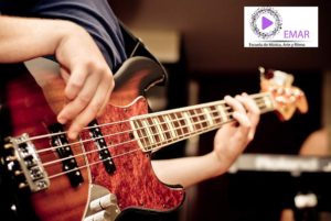 músico tocando el bajo eléctrico