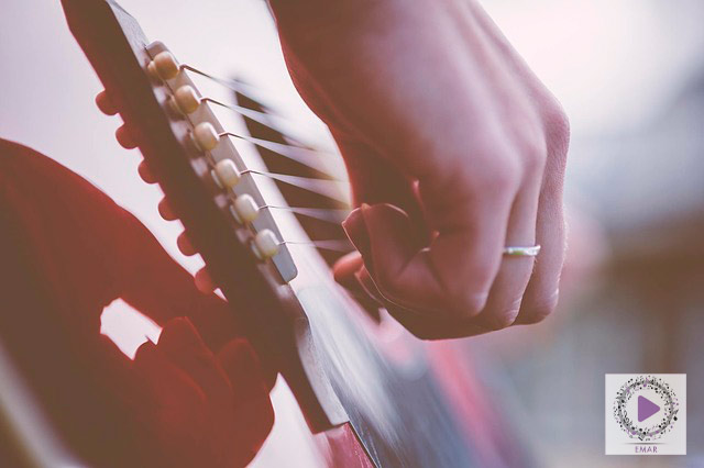 Mano tocando la guitarra Inscripciones Abiertas a los curos