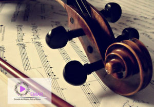 Violín sobre partituras de lenguaje musical
