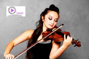 Joven tocando el violín y logo de escuela Emar