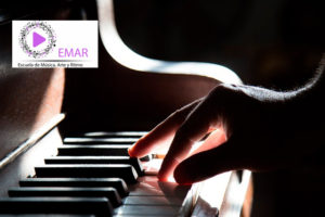 mano tocando el piano Publicidad de Quieres Aprender a tocar el piano