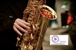Mano tocando el saxofón publicitando las Clases de Saxofón de escuela Emar