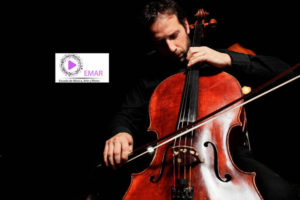 Joven tocando el violoncello