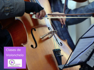 Detalla de mano tocando el vilonchello publicitando las Clases de Violonchelo