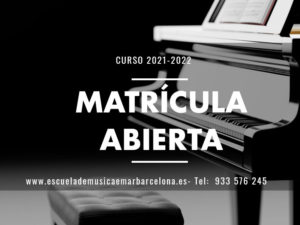 Foto de un piano y el asiento vacío con letrero de Matrícula Abierta Curso 2021-2022