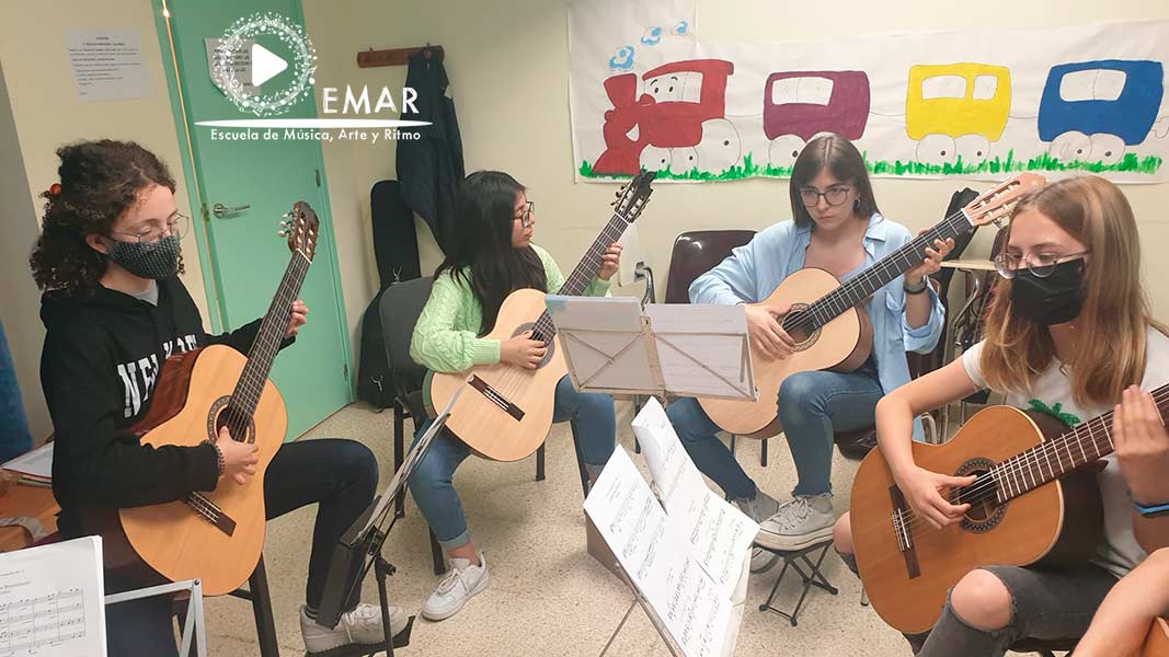 Alumnas con guitarra preparan Ensayo Concierto Final de Curso 2022