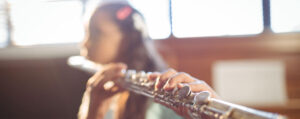 Niña tocando la flauta travesera