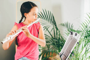 Niña tocando la flauta travesera