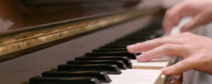 Primer plano de manos tocando el piano