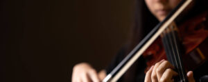 Primer plano de mujer tocando el violín
