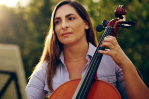 Mujer joven tocando el Violonchelo