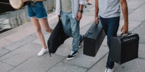 tres jóvenes con instrumentos musicales
