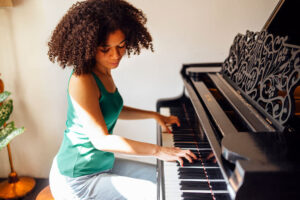 Chica joven tocando el piano