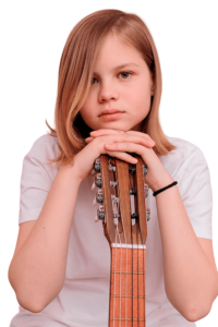 Niña apoyada sobre el mástil de una guitarra