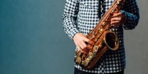 Primer plano de hombre tocando el saxofón