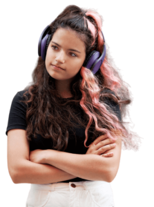 Chica joven escuchando música con cascos