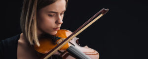 mujer joven tocando el violín